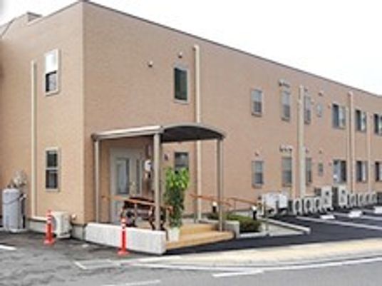 明るいエントランスの外観
