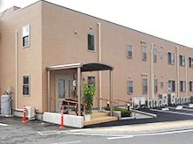 明るいエントランスの外観 外観 ゆったりとした屋根の下、明るく開放的な入り口が迎えてくれます。スタッフも温かい雰囲気で訪れる人をお出迎えします。