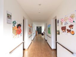 廊下に飾られた手作り絵