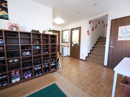 明るい玄関の風景