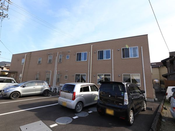 広々とした建物外観