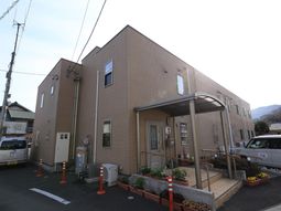 明るい外観エントランス