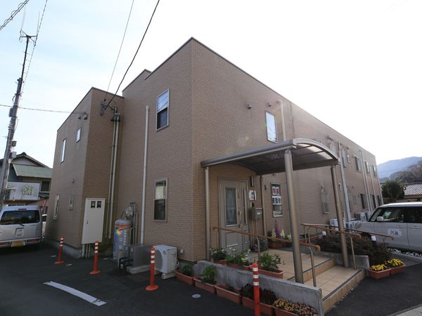 明るい外観エントランス