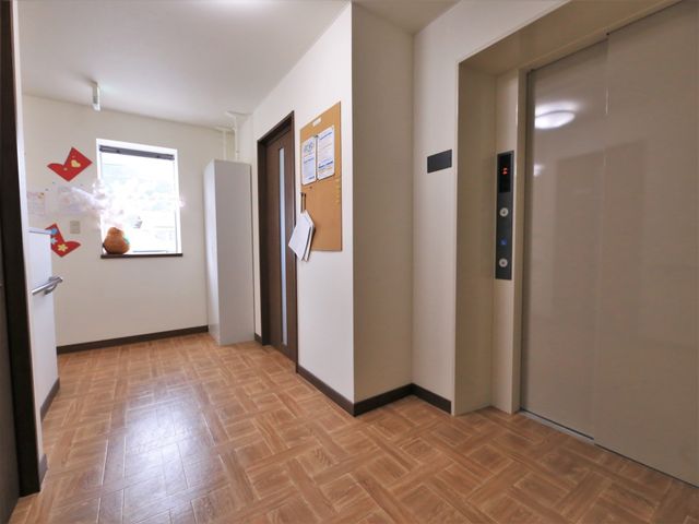 廊下とエレベーターの一部 廊下 ゆったりとした廊下は、明るく開放感があり、エレベーターがすぐそばにあります。安全で快適な移動が、日々の業務をサポートします。