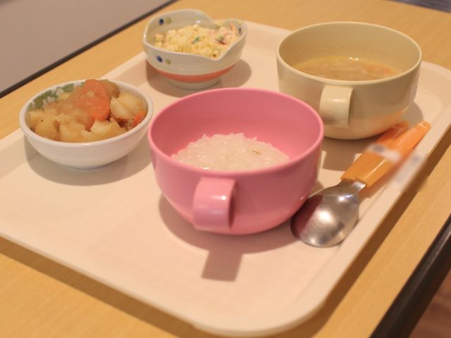 配慮ある食事セット 食事 手に取りやすい形のカトラリーや、食べやすい工夫がされた栄養バランスの良い献立です。健康を支える優しい味わいを提供しています。