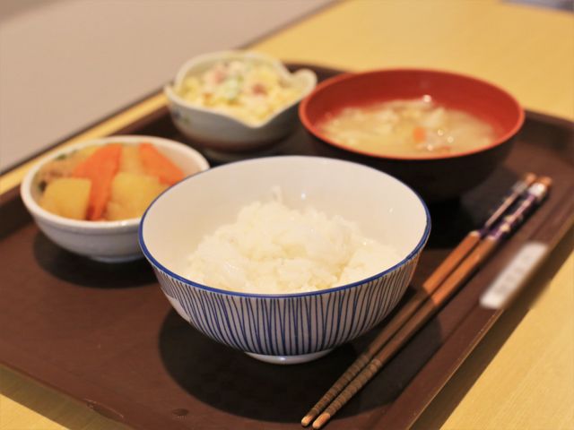 和食の揃った食事セット 食事 栄養バランスを考えた日本食の食事が提供されており、健康な生活をサポートしています。