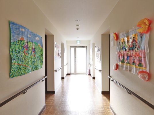 カラフルな作品の廊下