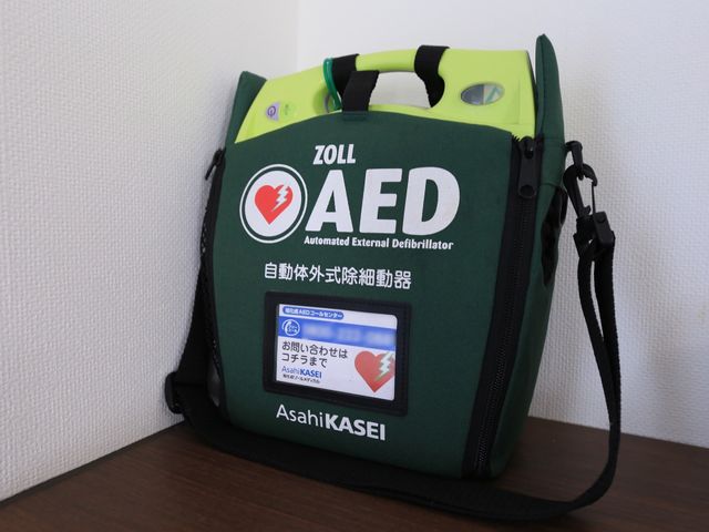 AEDの携帯ケース 施設設備 常備されているAEDは、緊急時の対応を速やかに行うために重要です。身の回りの安全設備を身につけ、安心して業務に臨めます。