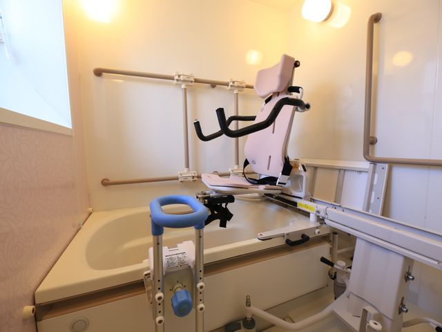 バリアフリー浴槽設備 浴室 安全かつ快適にお使いいただけるよう、手すりやリフト機器が整った浴室です。利用者の心身のリフレッシュに配慮し設計されています。