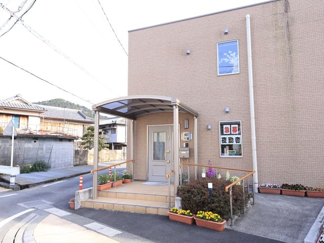 清潔な外観の入口 外観 親しみやすいエントランスには、季節の花々が彩りを添えています。カラフルな植栽が来訪者を温かく迎え入れます。