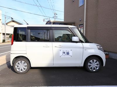 白い送迎車が停車