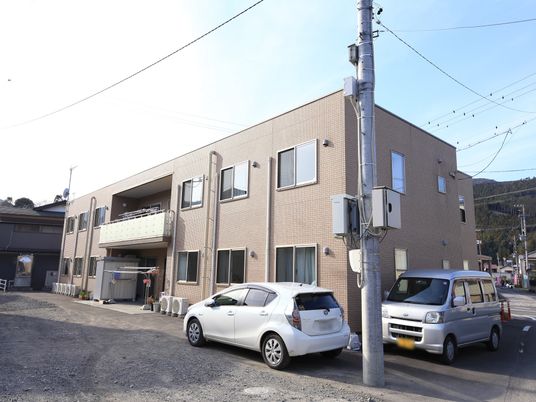 明るい施設の外観