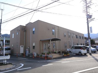 茶色い建物の外観