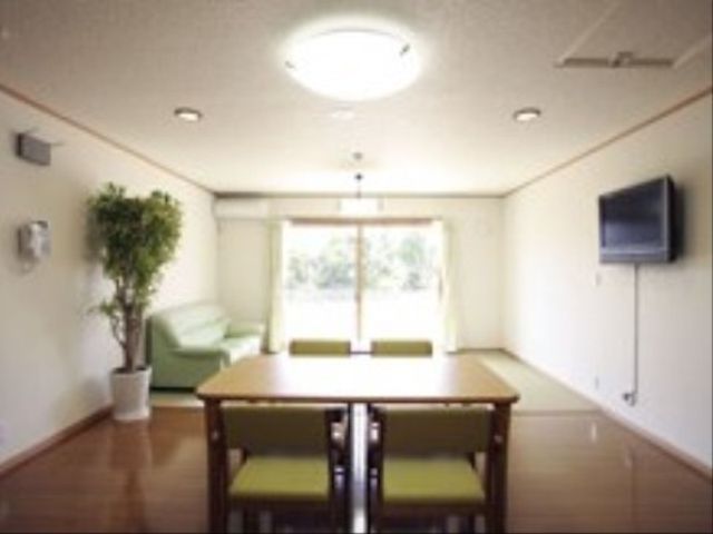 明るい共有スペース リビング 窓から自然光が差し込むリラックスできる休憩スペースです。テレビや読書をご利用者様が楽しめるように配慮されています。