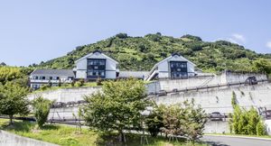 緑に囲まれた外観