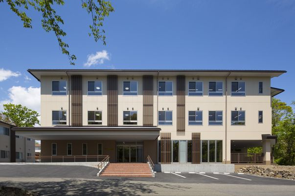 自然に囲まれた建物外観