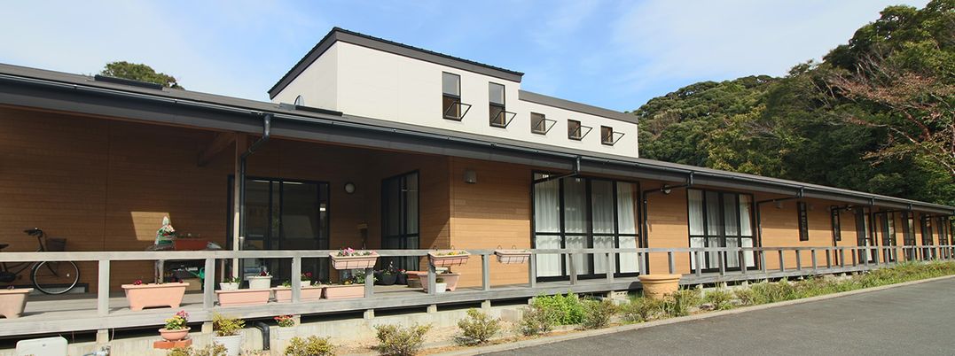 花壇のある建物の外観