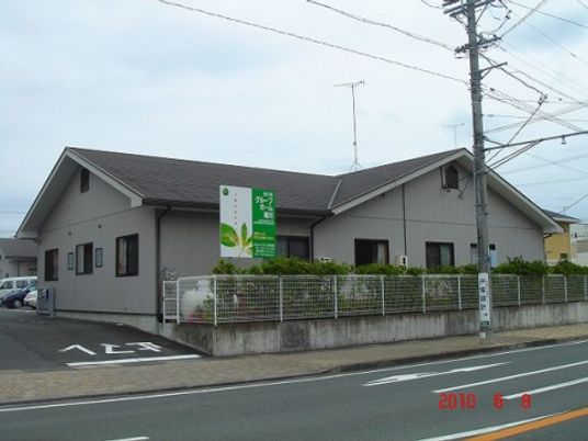 シンプルな建物の外観
