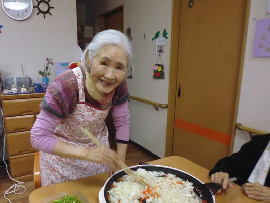 笑顔のおばあさんと料理
