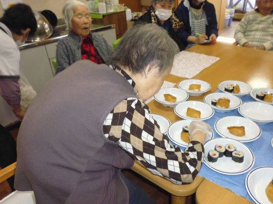 食事の準備中の食堂