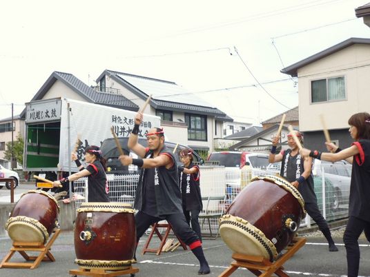 和太鼓を演奏する人々
