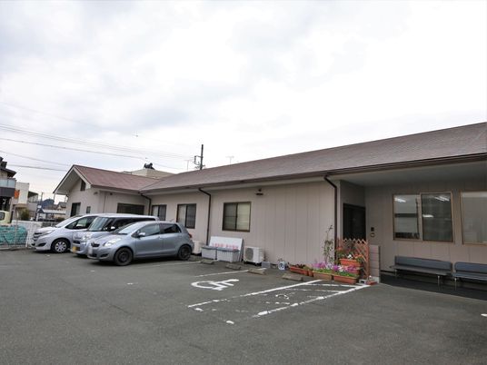 広々とした駐車場がある建物