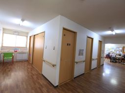 廊下と日差しの明るい空間