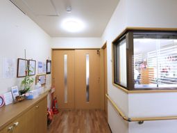 明るく清潔感ある廊下の景観