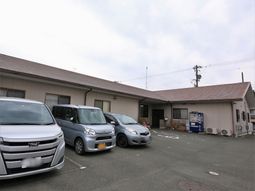 平屋建ての建物全景