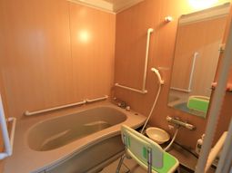 バリアフリー設計の浴室