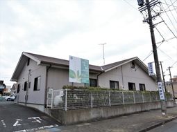 建物と外の看板