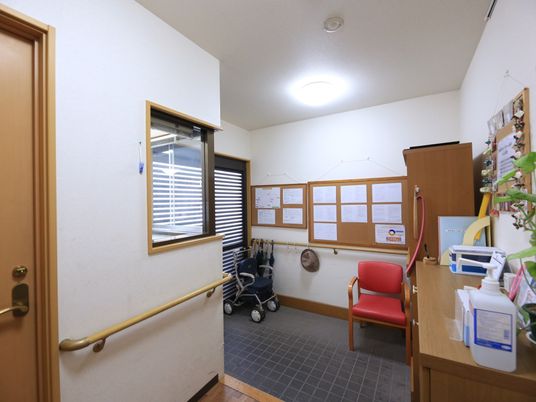 廊下の手すりと掲示物