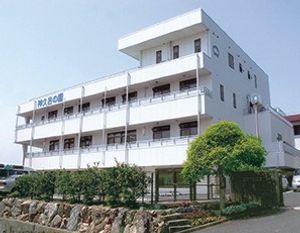 白い建物の外観