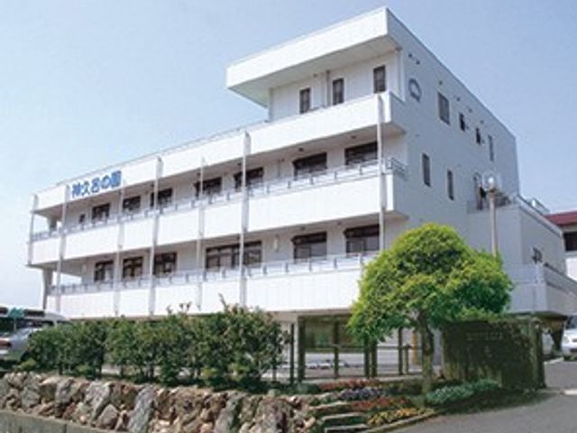 白い建物の外観 外観 落ち着いた雰囲気の建物で、緑に囲まれた環境です。就業者には穏やかな職場環境が提供されます。