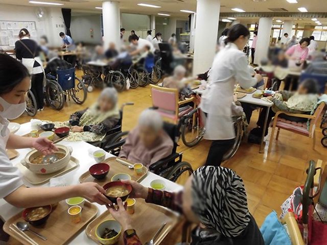 ダイニングルームの様子 ダイニングルーム 広々としたダイニングでは、スタッフが食事を提供しています。利用者同士の交流も見られます。