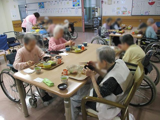 多くの人が食事を楽しむ部屋 食堂 広々としたスペースで皆で食事を楽しんでいます。車椅子の方も快適に過ごせます。