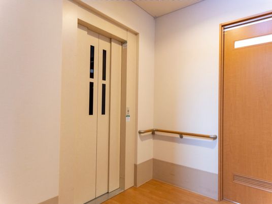 清潔なエレベーターの入口