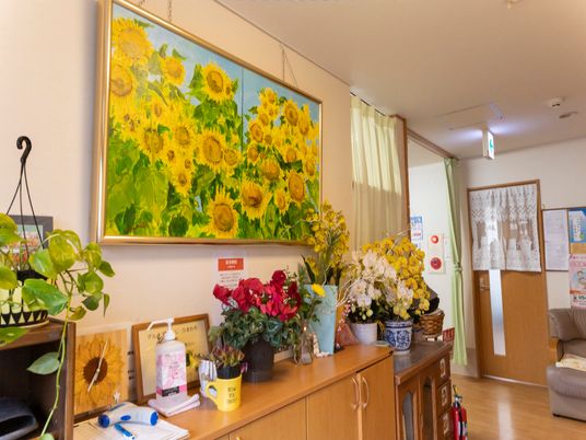 ひまわり絵画が飾られたロビー