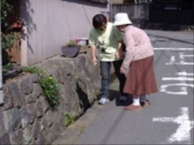 散歩支援するスタッフ スタッフイメージ 利用者様の心地よい生活をサポートする、やりがいのあるお仕事です。共に歩む喜びを感じませんか。