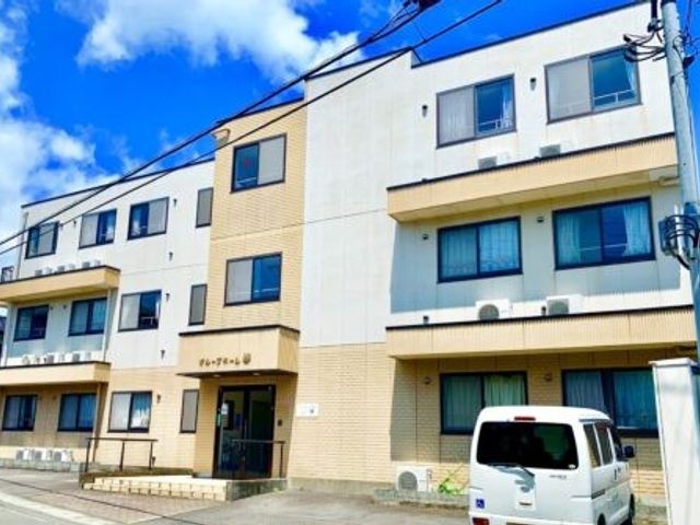 建物外観 外観   白とベージュを基調にした3階建ての建物です。入口前に駐車スペースがあり、出入りしやすそうです。