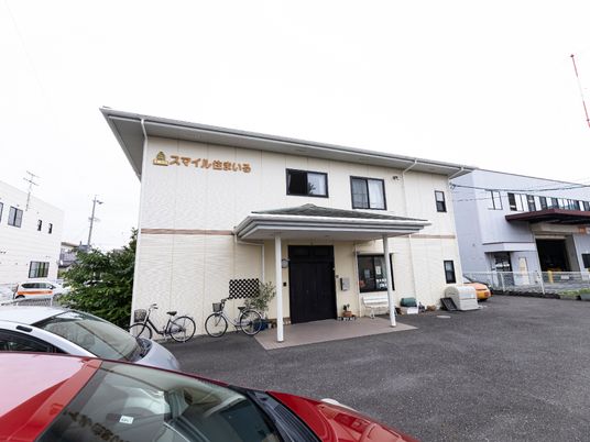 白い壁の建物外観