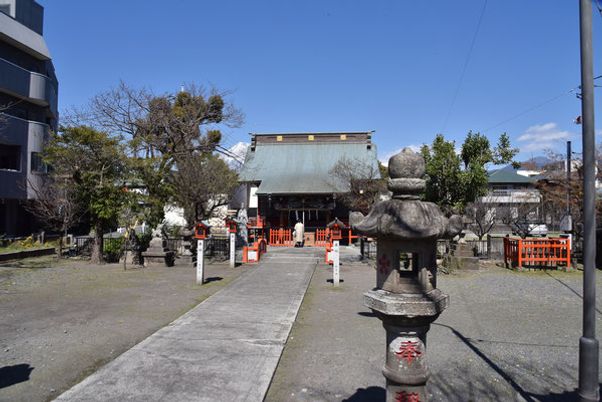 静かな参道が広がる前庭