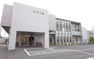 モダンな外観の建物