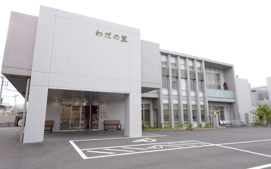 モダンな外観の建物