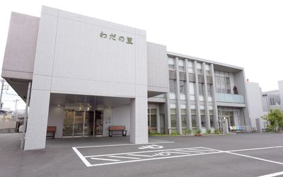 モダンな外観の建物