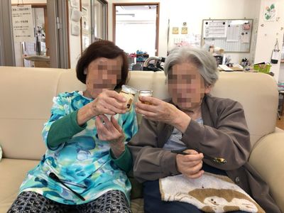 利用者が乾杯する様子