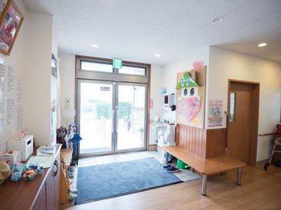 エントランスの明るい風景