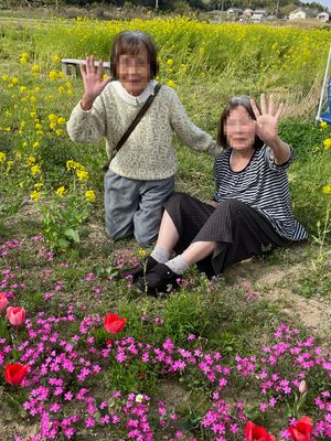 お花畑での笑顔