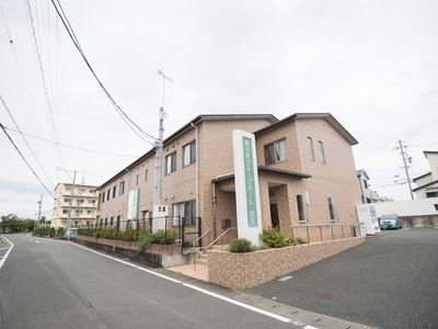 広々とした明るい外観