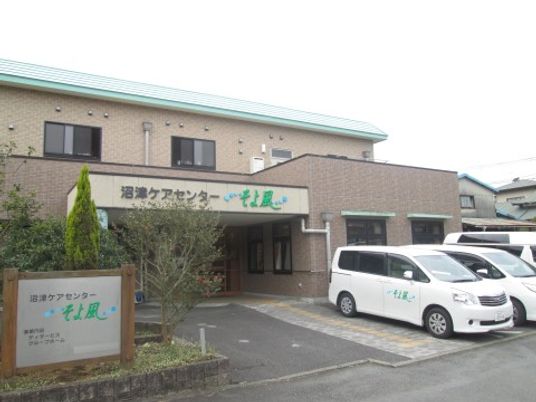 施設正面と駐車場